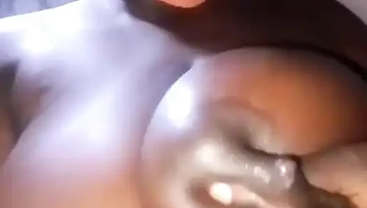 Afrikalı amatör büyük göğüsler emziren