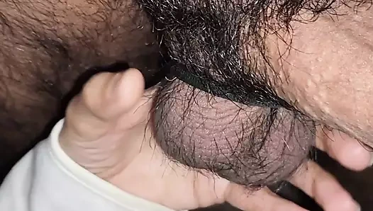 Hintli kız sakso çekiyor, ağzına boşalıyor ve sikişiyor