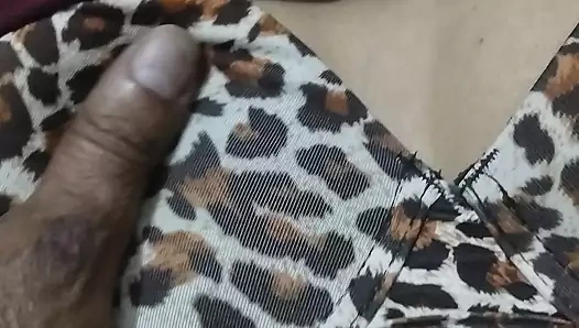 Индийская невестка сосет во время прелюдия