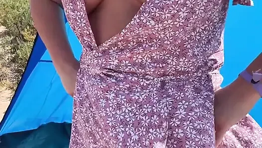 Açık havada sargı elbisesi içinde külotsuz amını teşhir ediyor