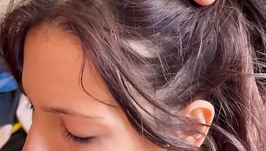 Bir genç kız öğrencinin derin boğazını ve amını sikiyor ve büyük göğüslerini cum ile duş alıyor