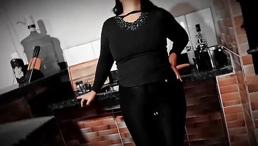 Nicoly poposunu gösterdi ve acımasızca poposuna sokmasını istedi