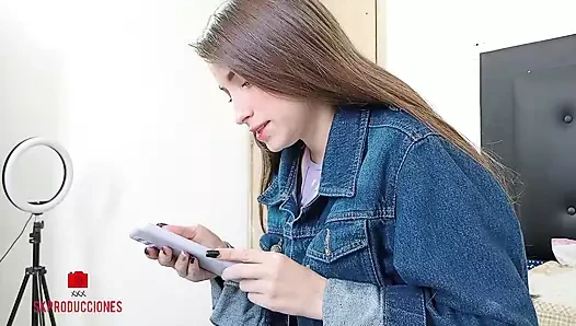 Üvey kardeşim önemli bir randevu için makyaj yapıyor ve ben ona boşalana kadar onu sert sikiyorum