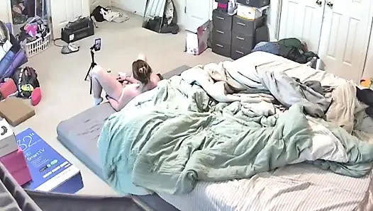 Web kamerası orta yaşlı seksi kadını mastürbasyon yaparken yakalıyor