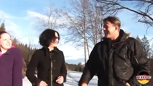 Emmek ve sikişmek için iki kızı aldı