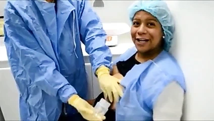 Büyük bir latina boob 2'den süt pompalama