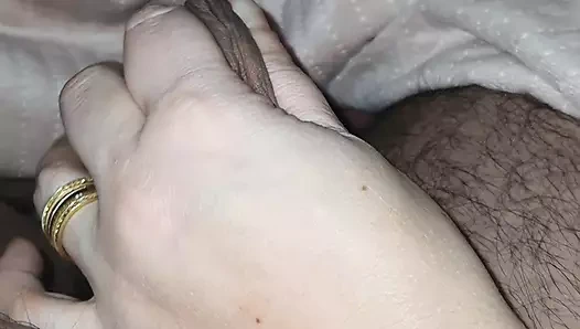 Üvey oğul üvey annesinin eli için battaniye çekti