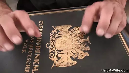 Kocanın arkadaşı onun sıcak sarışın karısını sikiyor