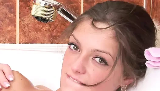 İnanılmaz Julia küvette mastürbasyon yapıyor