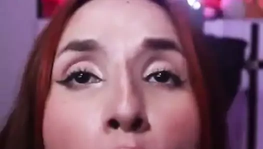 Rico bu güzel latini ağzını sütle doldurmak için nasıl emiyor