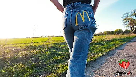 Bir McDonald's çalışanı Sprite'i üzerime döktü. Ceza olarak, bana sakso çekmesi ve arabada yutması gerekiyordu.