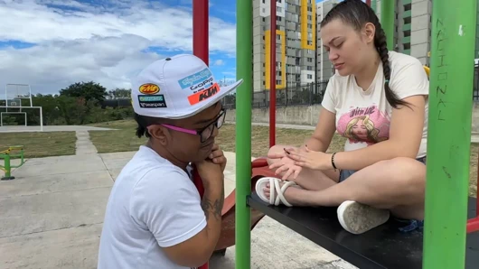 Parkta üzgün bir kız buluyorum ve sonunda onu zengin, sert yarağımla teselli ediyorum