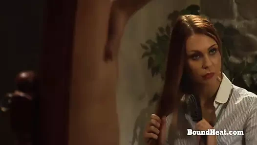 iki yakışıklı lezbiyen köle madame için vücutlarını yıkama