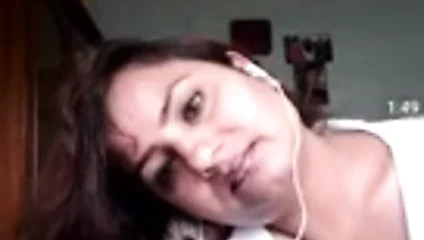 Parii güzellik uzmanı güzel olgun aunty göğüslerini gösteriyor