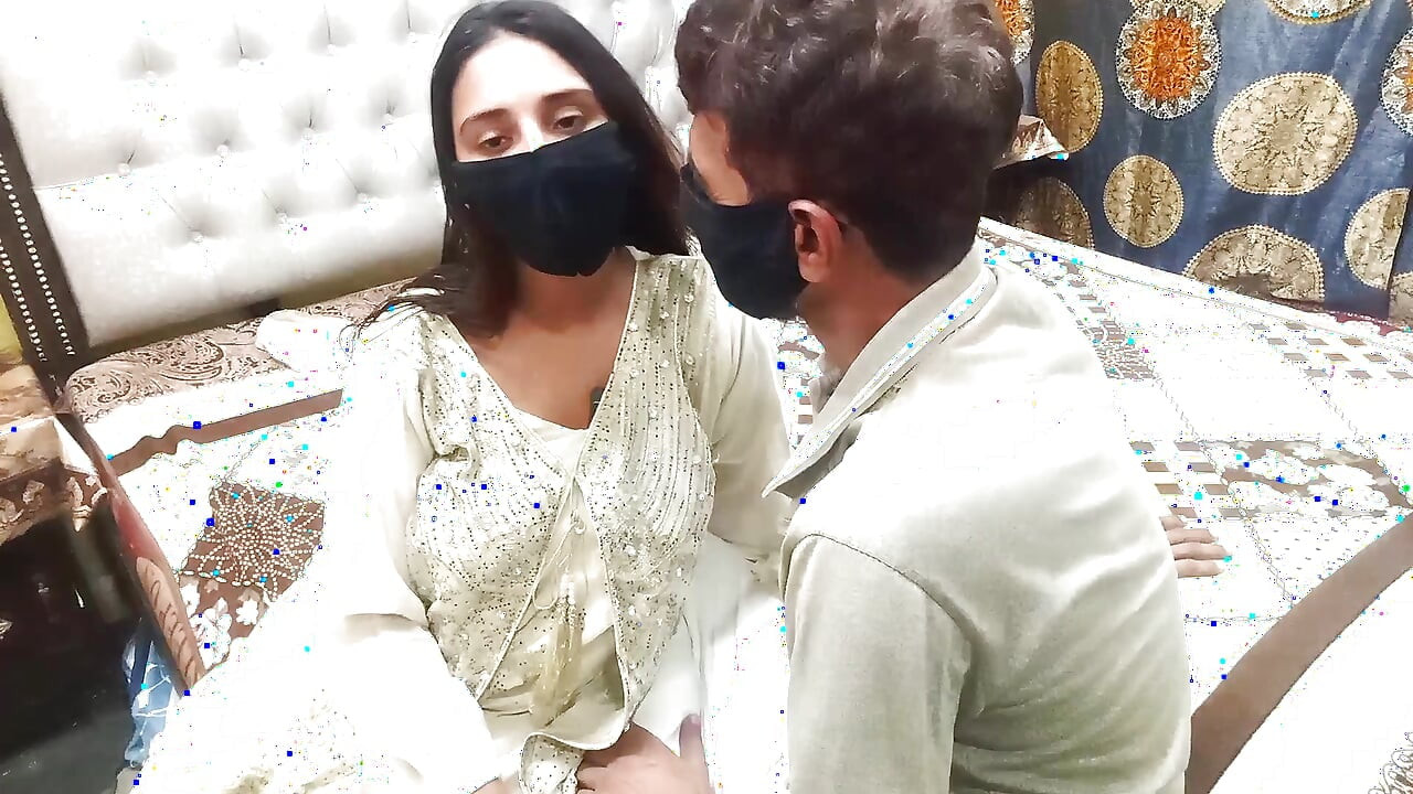 Hintli desi büyük memeli yenge oral seks yapıyor