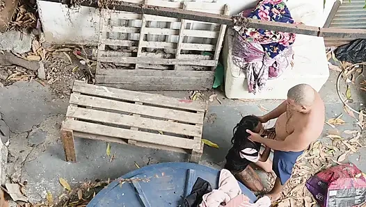 Sıska lezbiyen ile arka bahçede% 100 anal