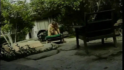 Klasik sarışın orta yaşlı seksi kadın açık havada sert sikiliyor