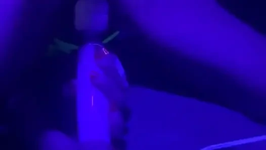 Seksi üvey anne kocasının arkasından kulüpte