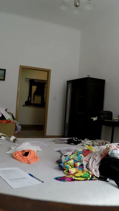 Mini etek kısa etekli seksi kızlar kuliste külot ve gösteri eşek ve kedi için denemek var | Klip 3