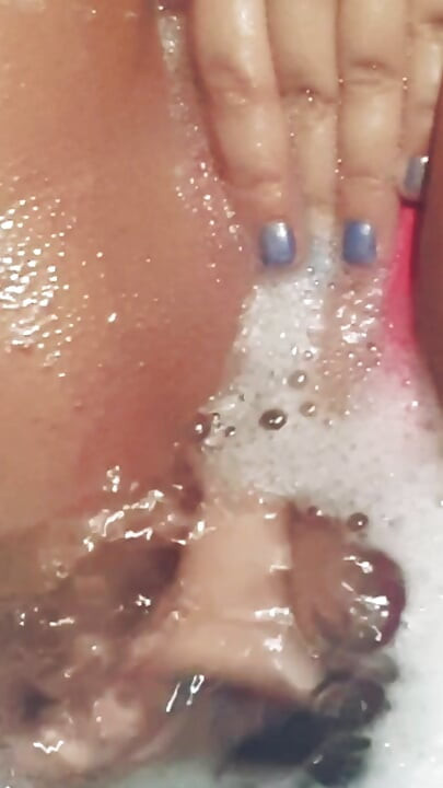 Gerçek amatör eş içinde kabarcık banyo sikikleri kendini ile dildos içinde ona göt ve kedi