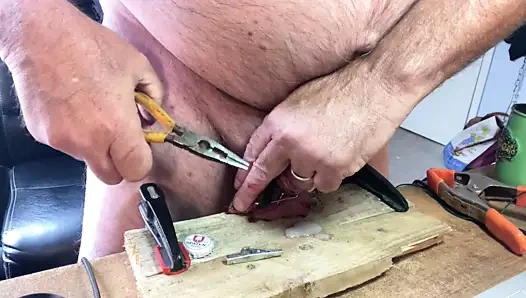 Cbtluvr canlı şovu çarmıha gerildi ve taşaklar ve yarak işkencesi ile emniyete alındı