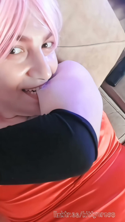 Kırmızı İçinde Beyaz Femboy