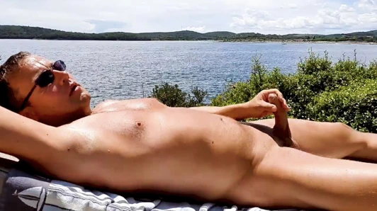 Damian sağladım at the plaj