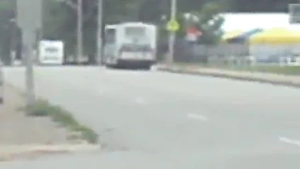 Lincoln caddesi ve cevizden geçen Lincoln otobüsü