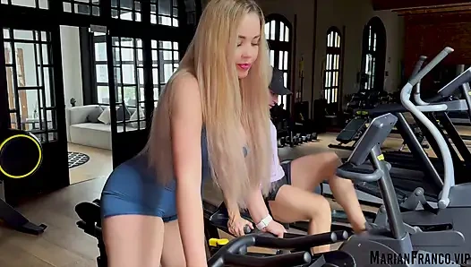 Un mec sexy de ma salle de sport a enfin fait un pas sur moi