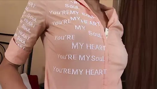 Kızıl saçlı bazı derin delme için bacaklarını geniş açık yayar