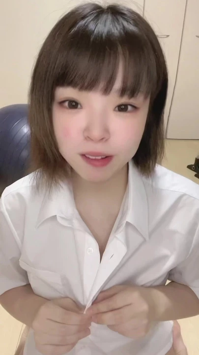 Я кладу игрушку между моими сиськами