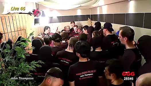 Bukkake Sürtüğün Yüzü Büyük Bir Kalabalık Tarafından Sırılsıklam Oluyor