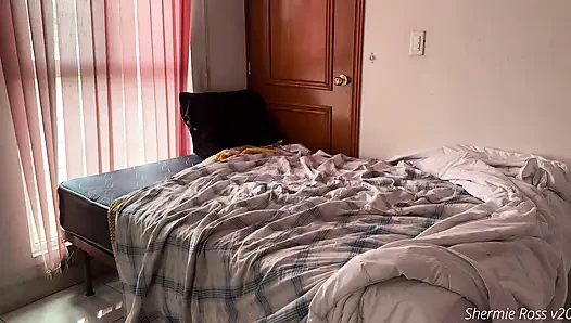 Erkek arkadaşım beni ayakta ve ateşli bırakıyor, bu yüzden oda arkadaşımı sikiyorum