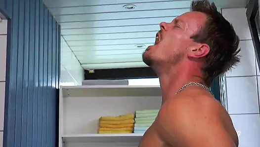 Banyoda güzel sikiş