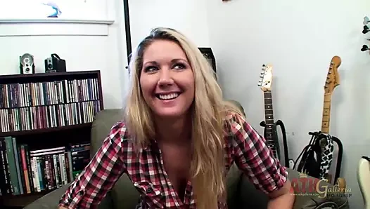 Ateşli sarışın üstüne binmeden önce yarağını gırtlağına kadar alıyor