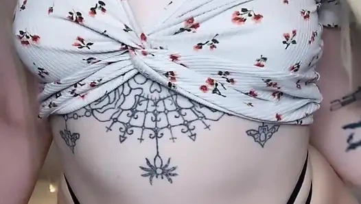 Amateur getatoeëerde blondine smeert haar doorboorde tieten in