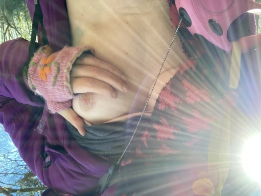 Azgın üvey milf, popüler bir turist parkurunda kıllarıyla oynamak için yardımcısını yürürken pantolonunu indiriyor