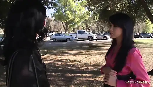 Tanner Mayes ve Stephanie Sage bisikletçiyi sert üçlü seks fantezilerini gerçekleştirmeye davet ediyor