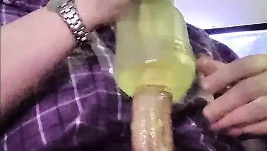 Çok kalın bir siki olan adam cesaretini toplar ve hayatında yaptığı en iyi sekse kendini kaptırır.