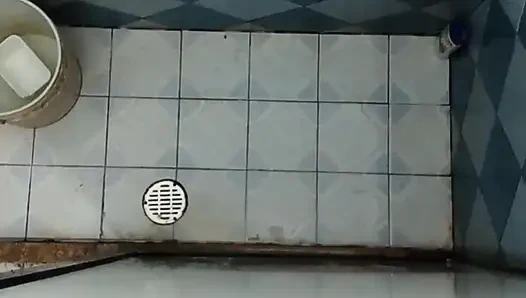 Cep telefonumu baldızımın banyosuna koydum ve o fark etmeden kaydettim