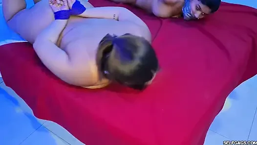 En iyi arkadaşlar soyunuyor ve yan yana çıplak sikiliyor