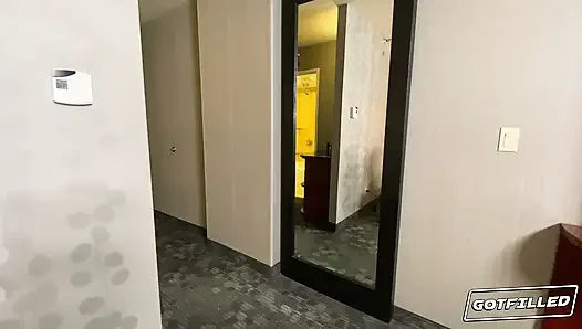 Döllenmiş yaramaz bebek Maya Farrell döllenmek istiyor
