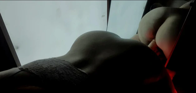 Büyük götlü kız köpek stilinde yapay penisini sürüyor aynada sikişiyor - mart foxie