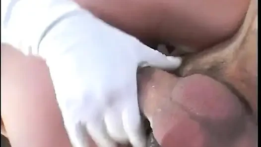 Sarışın orta yaşlı seksi kadın düğün gününde iki adamla sikişiyor