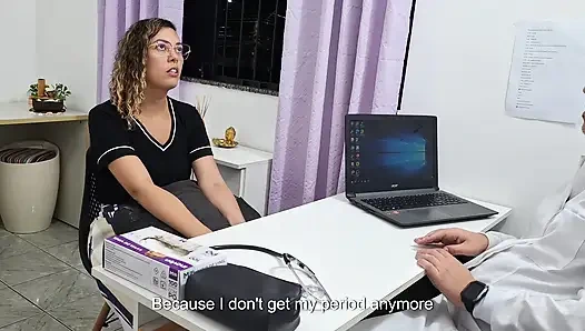 Bir pratisyen hekim tarafından karın bölgesi tıbbi muayenesi.