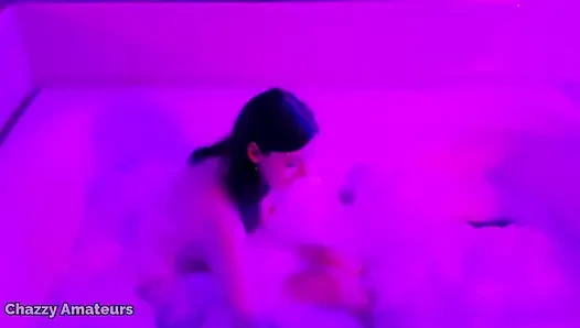 Chloe Faye'nin başrolde olduğu mor hafif jakuzili banyo