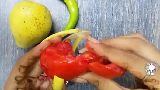 Nailsbabe çok uzun tırnakları gösteriyor