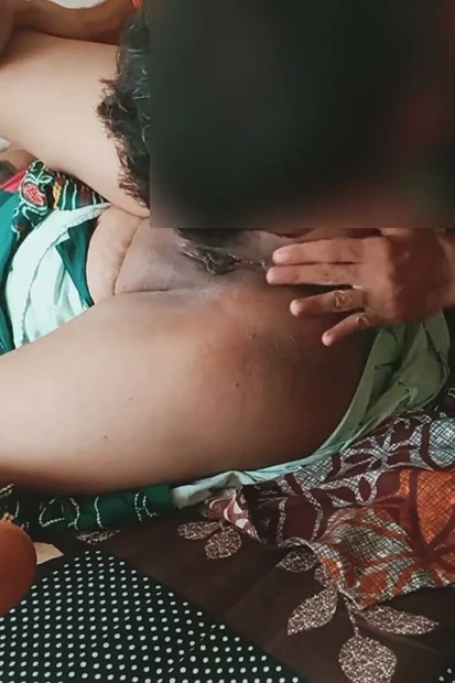 Desi üvey anne Yeşil Sari'de ateşli sikişiyor. Hintli köylü seksi.