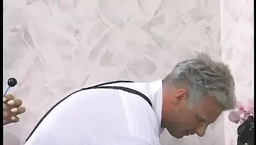 Baştan çıkarıcı genç esmer yatakta olgun adam tarafından perişan ediliyor