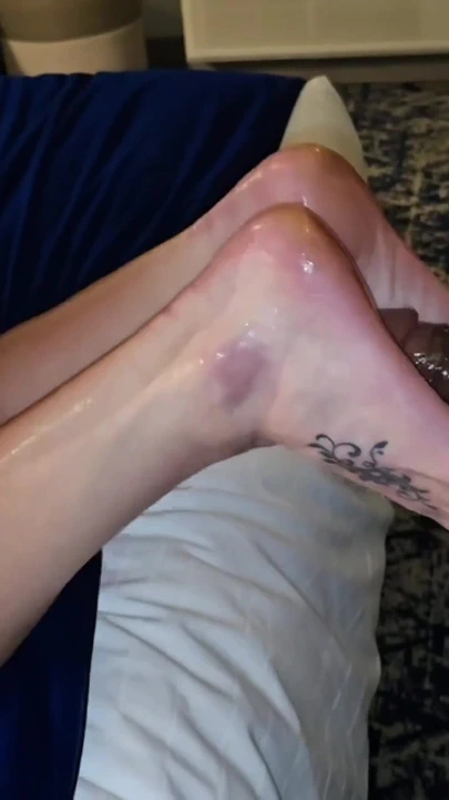 Yağlanmış sarışın orta yaşlı seksi kadın ilk ayakla muamele çekiyor